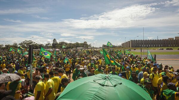 Inconformados com o resultado da eleição, apoiadores do Presidente Jair Bolsonaro pedem intervenção militar na frente do Quartel General do Exército, em Brasília, terça-feira, 15 de outubro de 2022 - Sputnik Brasil