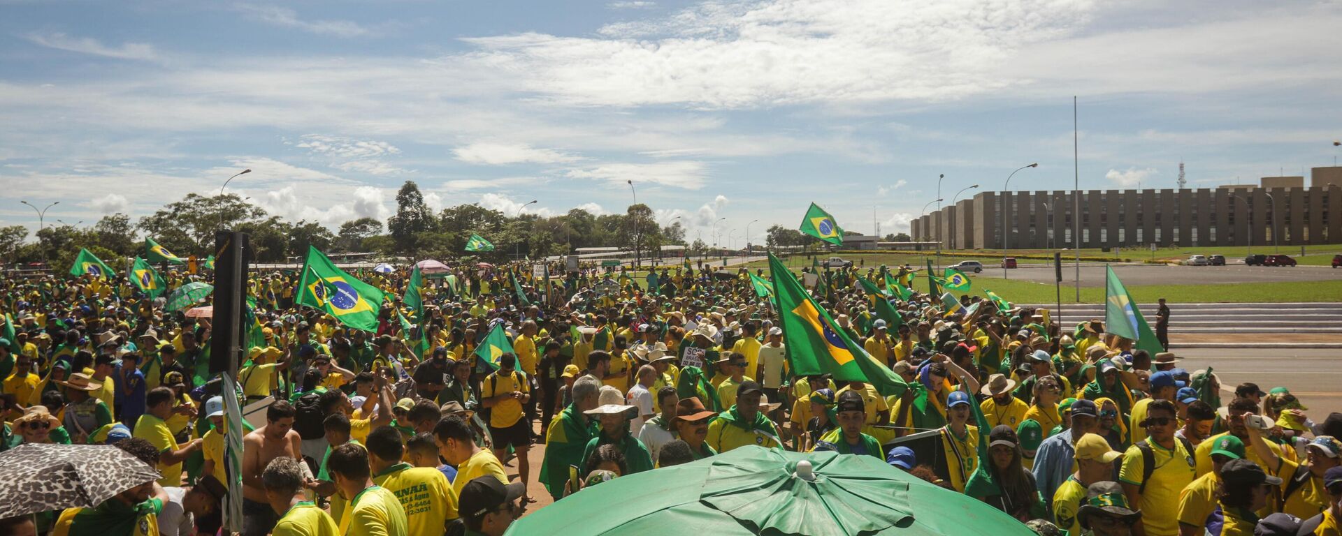 Inconformados com o resultado da eleição, apoiadores do Presidente Jair Bolsonaro pedem intervenção militar na frente do Quartel General do Exército, em Brasília, terça-feira, 15 de outubro de 2022 - Sputnik Brasil, 1920, 15.11.2022