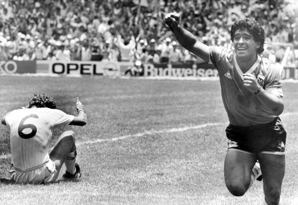 Diego Maradona corre pelo campo para comemorar seu segundo gol marcado contra a Inglaterra nas quartas-de-final da Copa do Mundo no México, em 22 de junho de 1986. - Sputnik Brasil