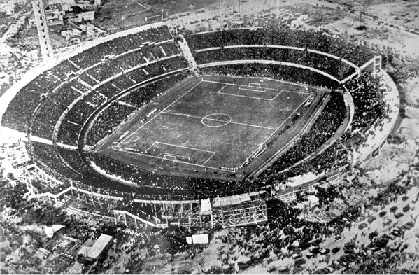 Vista aérea do estádio Centenário em Montevidéu, no Uruguai. A foto foi registrada em 30 de julho de 1930, quando o Uruguai bateu a Argentina por 4x2 na final da primeira Copa do Mundo de futebol. - Sputnik Brasil