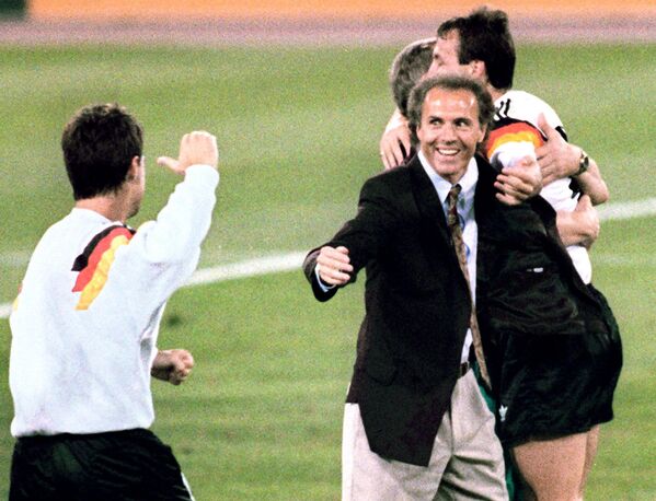 A equipe da Alemanha Ocidental, treinada por Franz Beckenbauer (ao centro), celebra a vitória por 1x0 em cima da Argentina, após um pênalti convertido pelo zagueiro Andreas Brehme durante a final da Copa do Mundo de 1990, em Roma. - Sputnik Brasil