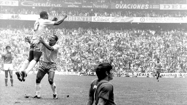 Pelé (Edson Arantes do Nascimento), camisa 10 da seleção brasileira, pula para celebrar o gol marcado no estádio Azteca, na Cidade do México, em 21 de junho de 1970, durante o primeiro tempo da final da Copa do Mundo de 1970, quando o Brasil derrotou a Itália por 4X1. - Sputnik Brasil