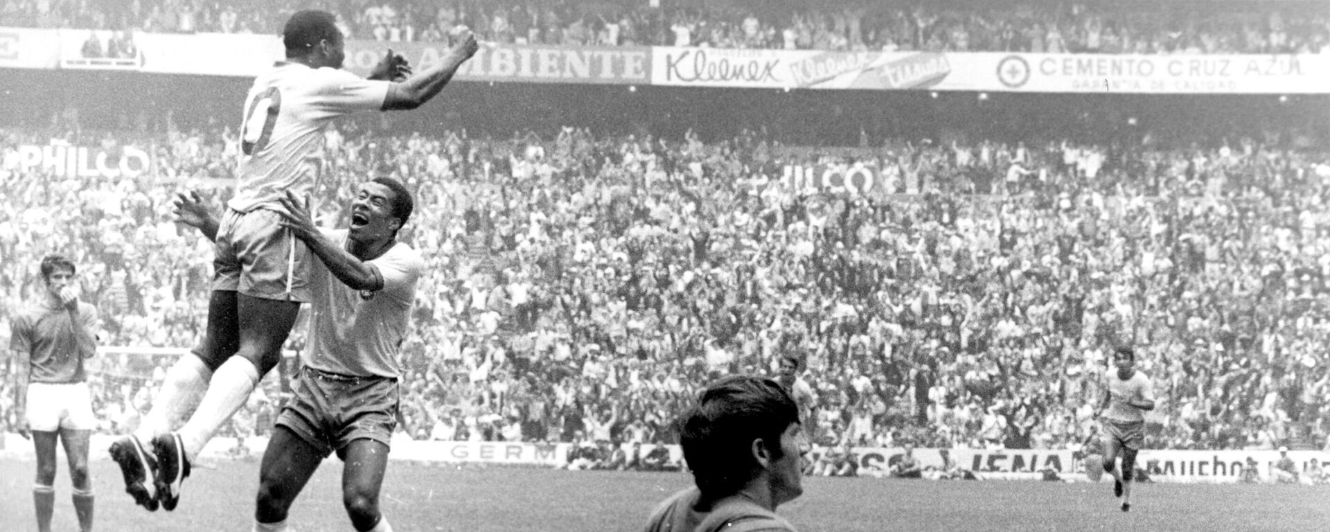 Pelé (Edson Arantes do Nascimento), camisa 10 da seleção brasileira, pula para celebrar o gol marcado no estádio Azteca, na Cidade do México, em 21 de junho de 1970, durante o primeiro tempo da final da Copa do Mundo de 1970, quando o Brasil derrotou a Itália por 4X1. - Sputnik Brasil, 1920, 16.11.2022
