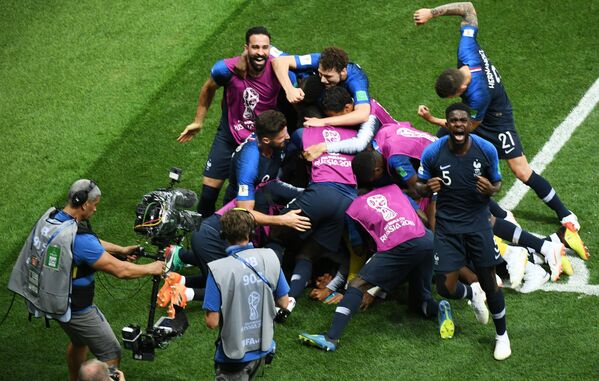Jogadores da equipe francesa comemoram a vitória e o título da Copa do Mundo de 2018, quando a França bateu a equipe da Croácia. - Sputnik Brasil