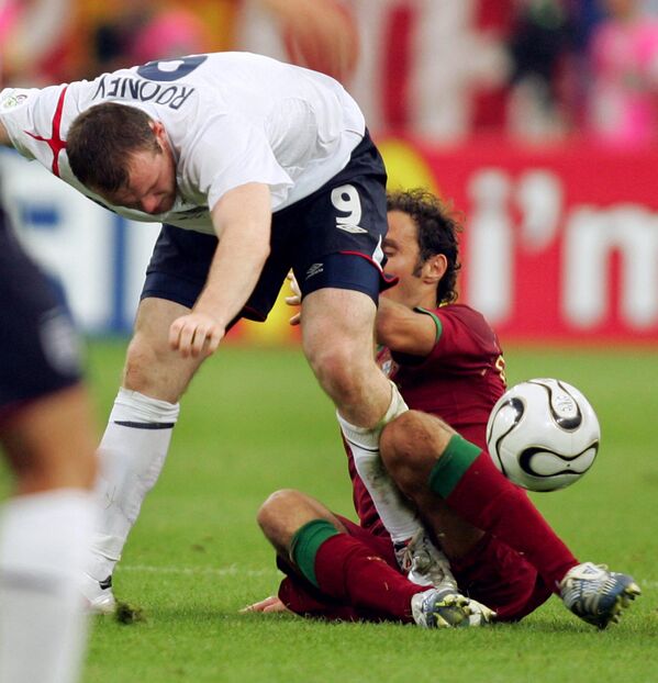 O atacante inglês Wayne Rooney (à esquerda) disputa lance com o zagueiro português Ricardo Carvalho durante partida válida das quartas-de-final da Copa do Mundo de 2006. - Sputnik Brasil