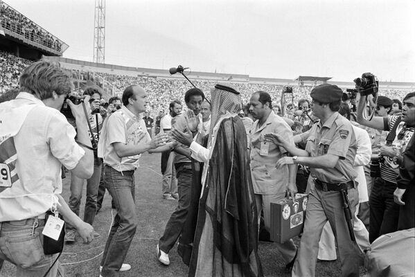 O xeque Fahd al-Ahmed al-Sabah (ao centro), irmão do emir do Kuwait, é fotografado durante partida da Copa do Mundo entre França e Kuwait, em 21 de junho de 1982. - Sputnik Brasil