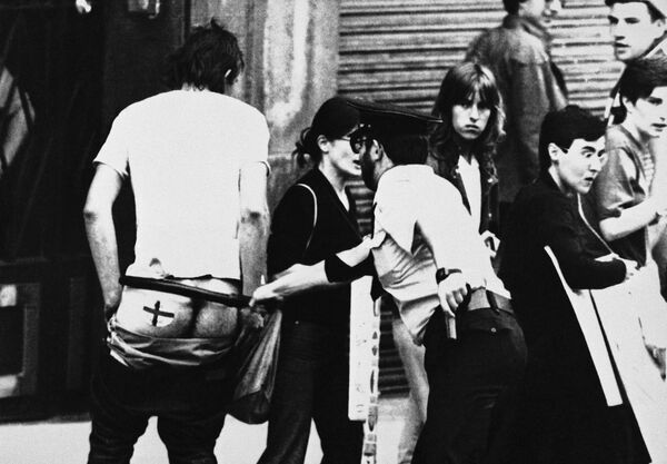 Policial espanhol age contra torcedor inglês sem calça, mostrando suas nádegas com um adesivo dizendo &quot;Avante Inglaterra&quot; em Bilbao, na Espanha, em 20 de junho de 1982. - Sputnik Brasil