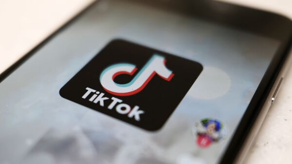 O logotipo do aplicativo TikTok na tela de um smartphone é visto em uma postagem de usuário em Tóquio, 28 de setembro de 2020 - Sputnik Brasil
