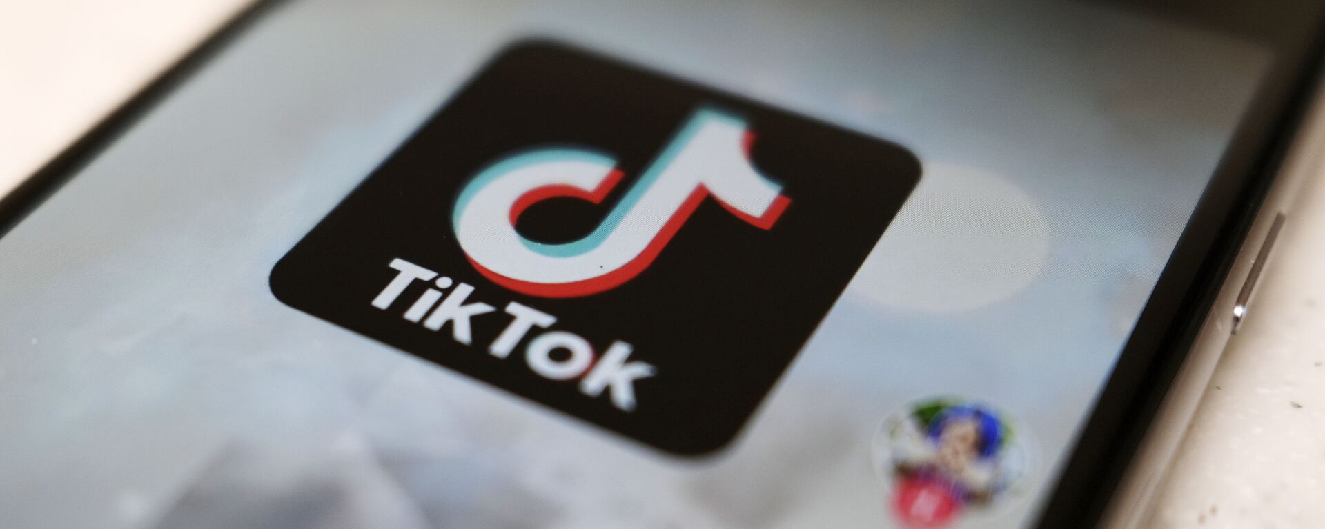 O logotipo do aplicativo TikTok na tela de um smartphone é visto em uma postagem de usuário em Tóquio, 28 de setembro de 2020 - Sputnik Brasil, 1920, 20.11.2022