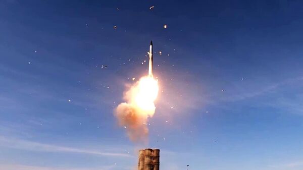 Míssil sendo lançado de sistema de defesa antiaérea S-300 - Sputnik Brasil