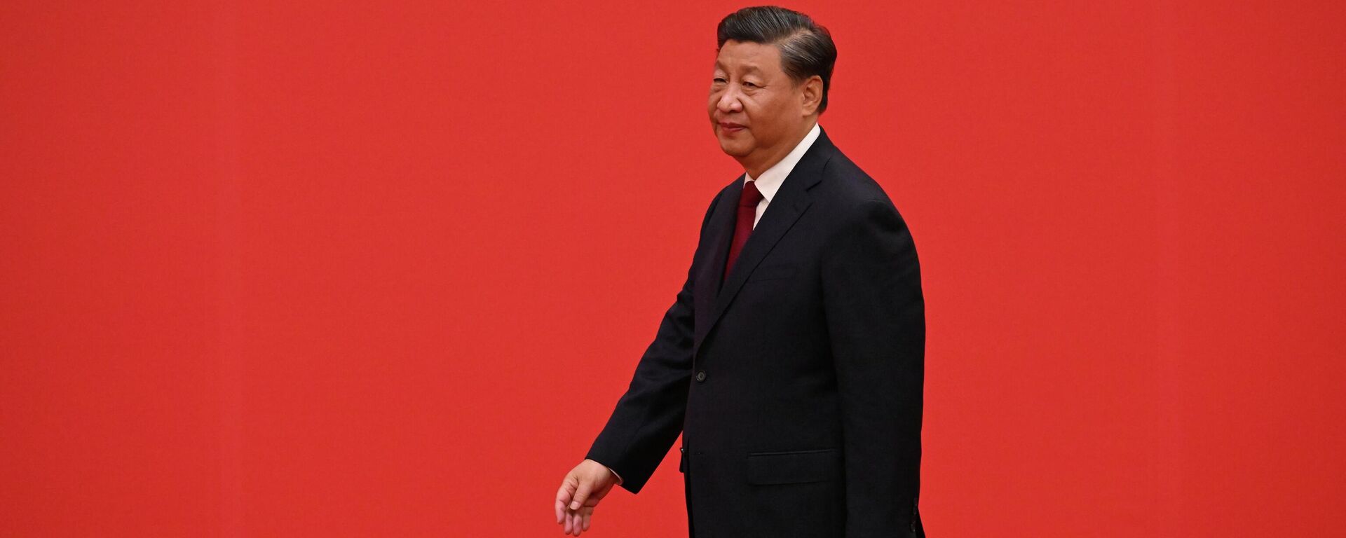 O presidente da China, Xi Jinping, caminha à frente de membros do novo Comitê Permanente do Politburo do Partido Comunista Chinês, o principal órgão decisório do país, enquanto se reúnem com a mídia no Grande Salão do Povo em Pequim, 23 de outubro de 2022 - Sputnik Brasil, 1920, 16.11.2022