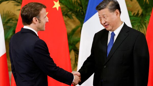 O presidente francês Emmanuel Macron (E) se reúne com o presidente chinês Xi Jinping à margem da Cúpula do G20 em Nusa Dua, na ilha indonésia de Bali, 15 de novembro de 2022 - Sputnik Brasil