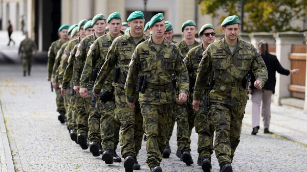 Militares marcham do lado de fora do Castelo de Praga antes de uma reunião da Comunidade Política Europeia em Praga, República Tcheca, 6 de outubro de 2022 - Sputnik Brasil