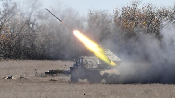 Lançador múltiplo de foguetes BM-21 Grad do Exército russo na área de Zaporozhie - Sputnik Brasil