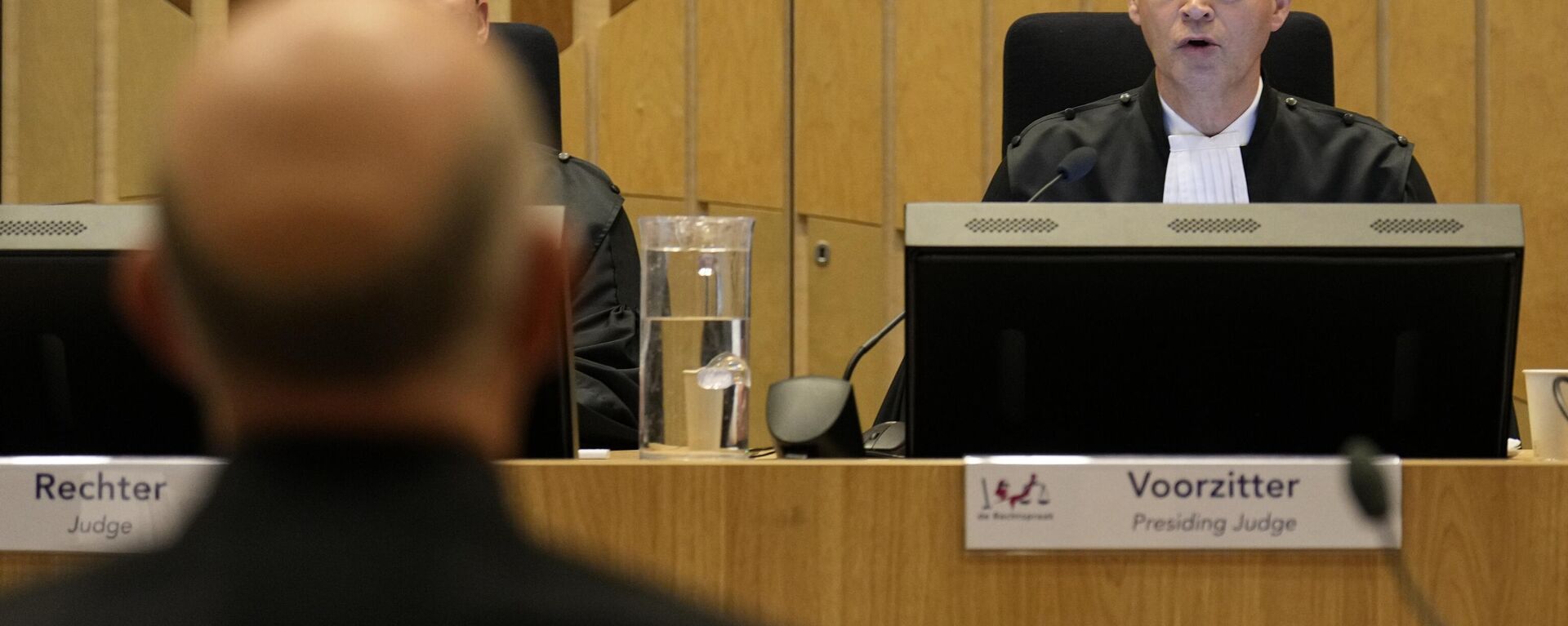 Juiz Hendrik Steenhuis fala antes de ler o veredito sobre o caso da queda do voo MH17, da Malaysia Airlines, no tribunal de alta segurança no aeroporto de Schiphol, perto de Amsterdã, Países Baixos, 17 de novembro de 2022 - Sputnik Brasil, 1920, 17.11.2022