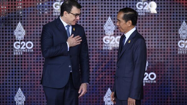 O ministro das Relações Exteriores do Brasil, Carlos Franca, é recebido pelo presidente da República da Indonésia, Joko Widodo, à direita, durante a cerimônia formal de boas-vindas para marcar o início da Cúpula do G20, em Nusa Dua, Indonésia, 15 de novembro de 2022 - Sputnik Brasil