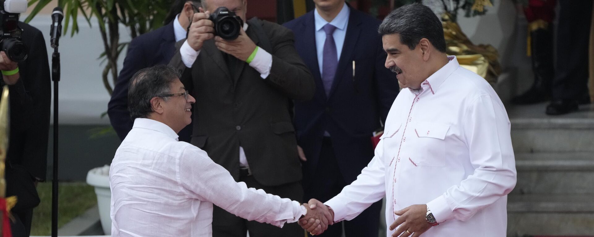 O presidente da Colômbia, Gustavo Petro, aperta a mão do presidente da Venezuela, Nicolás Maduro, em Caracas, em 1º de novembro de 2022 - Sputnik Brasil, 1920, 09.04.2024
