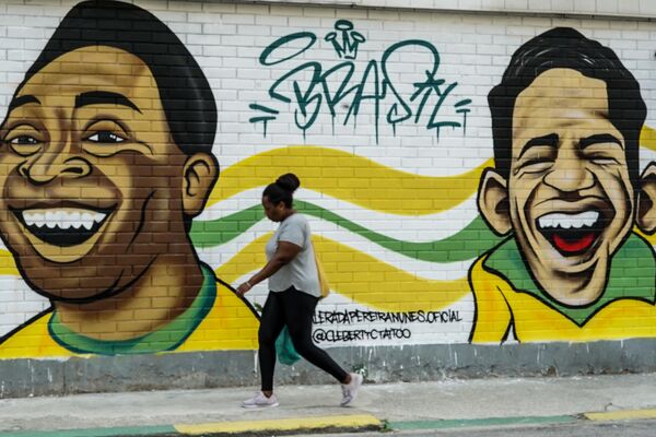 Pelé e Garrincha retratados na rua Pereira Nunes, no Rio de Janeiro (RJ). Brasil, 10 de novembro de 2022 - Sputnik Brasil