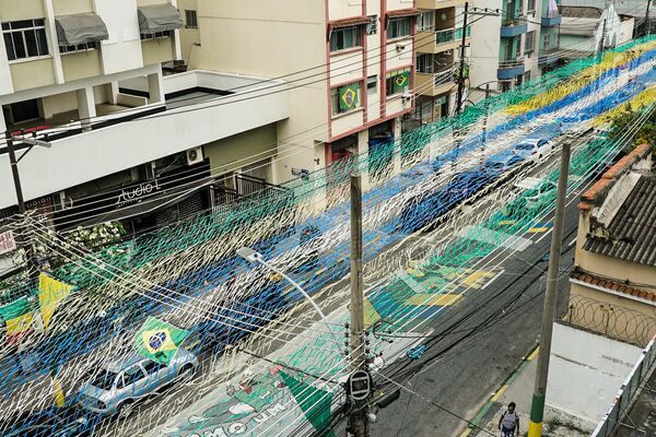 A rua Pereira Nunes, no Rio de Janeiro (RJ), enfeitada para a Copa do Mundo de 2022. Brasil, 10 de novembro de 2022 - Sputnik Brasil