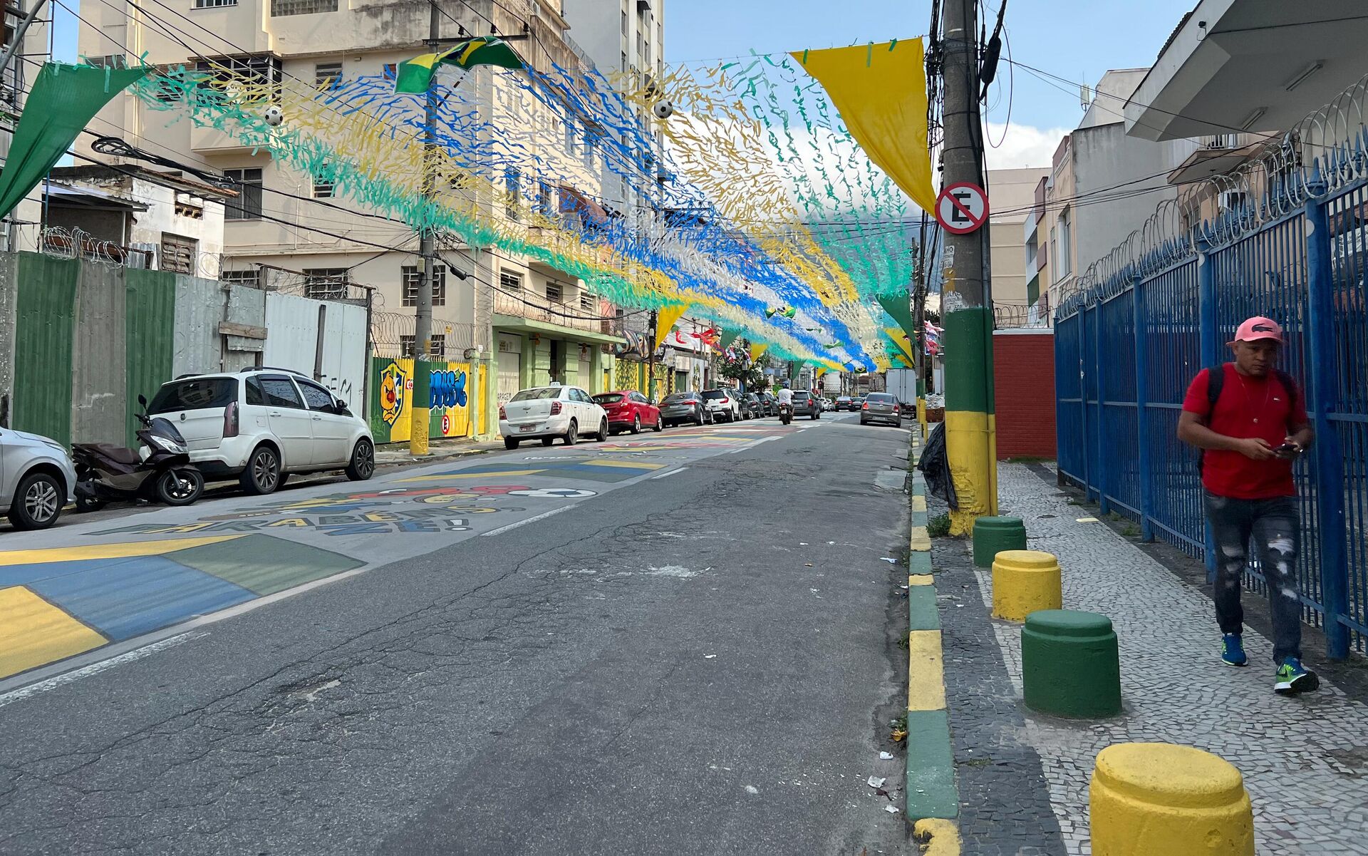 A rua Pereira Nunes, no Rio de Janeiro (RJ), enfeitada para a Copa do Mundo de 2022. Brasil, 10 de novembro de 2022 - Sputnik Brasil, 1920, 18.11.2022