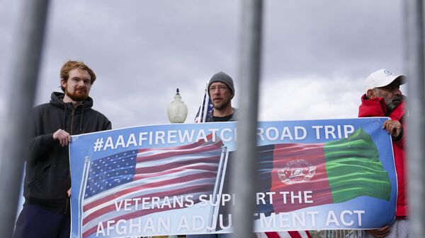 Manifestantes em apoio a imigrantes afegãos durante coletiva de imprensa sobre imigração junto do Capitólio, Washington, EUA, 16 de novembro de 2022 - Sputnik Brasil
