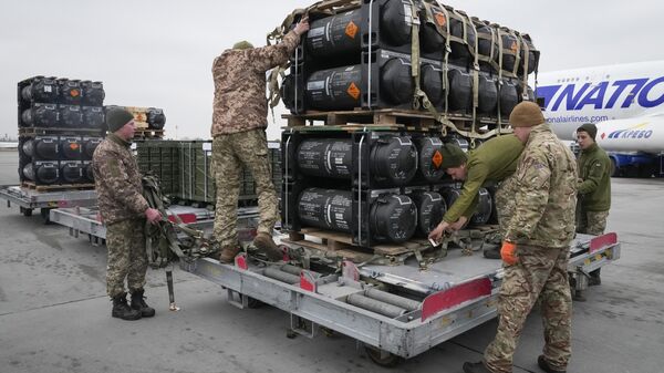Militares ucranianos desempacotam remessa de mísseis antitanque Javelin, dos EUA, em 11 de fevereiro de 2022 - Sputnik Brasil