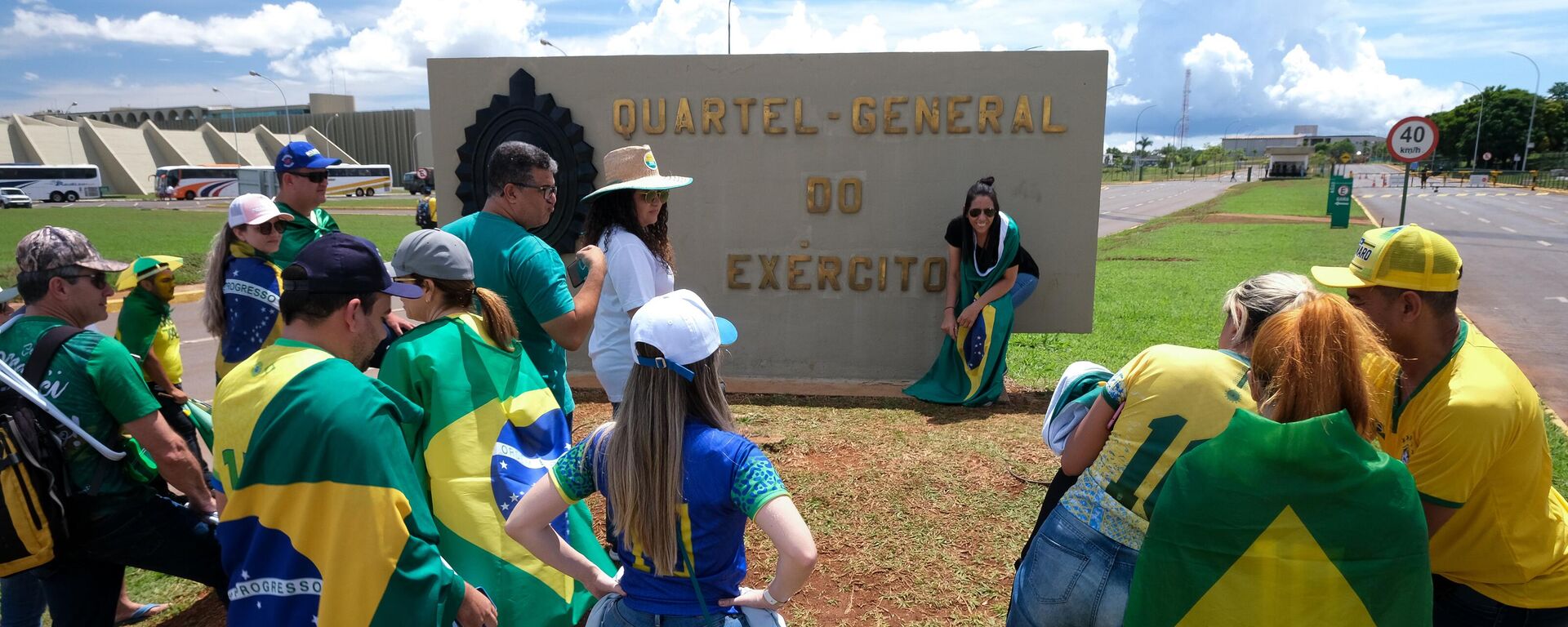 Apoiadores do presidente Jair Bolsonaro (PL) realizam ato em frente ao Quartel-General do Exército. Brasília, 15 de novembro de 2022 - Sputnik Brasil, 1920, 02.01.2023