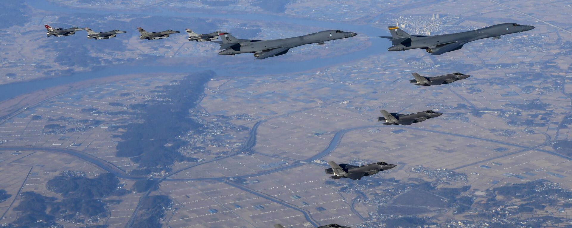 Dois bombardeiros B-1B e quatro caças F-16 americanos, e quatro caças F-16 sul-coreanos, durante exercício aéreo Vigilant Storm, na Coreia do Sul, 5 de novembro de 2022 - Sputnik Brasil, 1920, 18.11.2022
