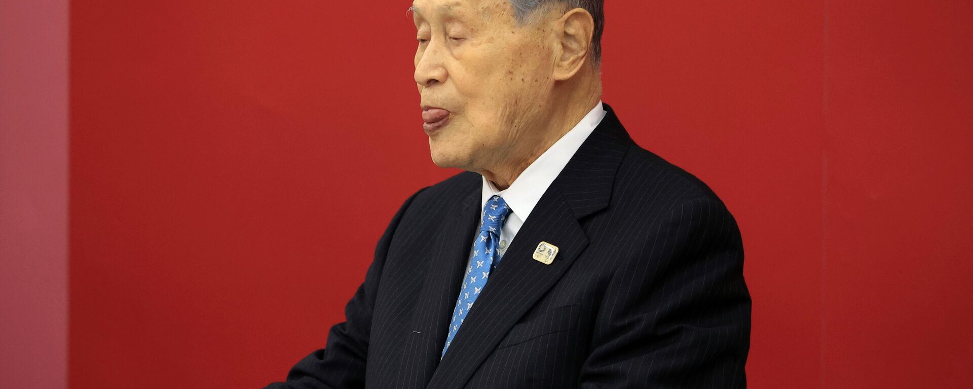 Yoshiro Mori, ex-primeiro-ministro japonês (2000-2001), se demite da sede do comitê olímpico do país em Tóquio, Japão, 12 de fevereiro de 2021 - Sputnik Brasil, 1920, 19.11.2022