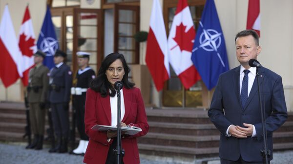O ministro da Defesa da Polônia, Mariusz Blaszczak, à direita, e a ministra da Defesa Nacional do Canadá, Anita Anand, à esquerda, participam de uma coletiva de imprensa conjunta em Varsóvia, Polônia, 11 de outubro de 2022 - Sputnik Brasil