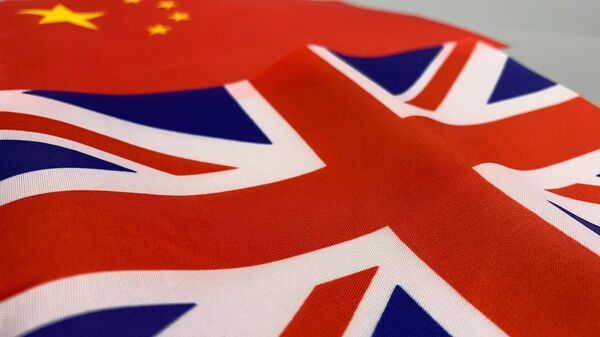 Bandeiras do Reino Unido e da China (imagem referencial) - Sputnik Brasil