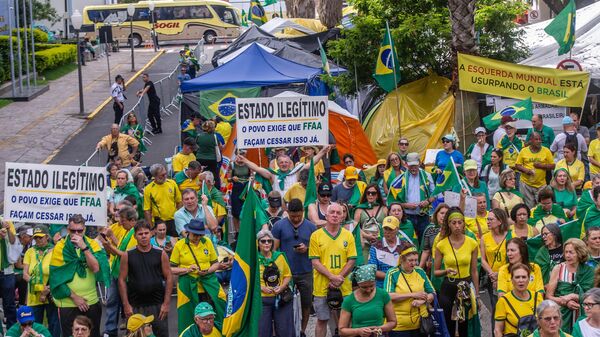 Apoiadores do presidente Jair Bolsonaro (PL) realizam ato antidemocrático em frente ao Comando Militar do Sul, no centro de Porto Alegre, 17 de novembro de 2022 - Sputnik Brasil