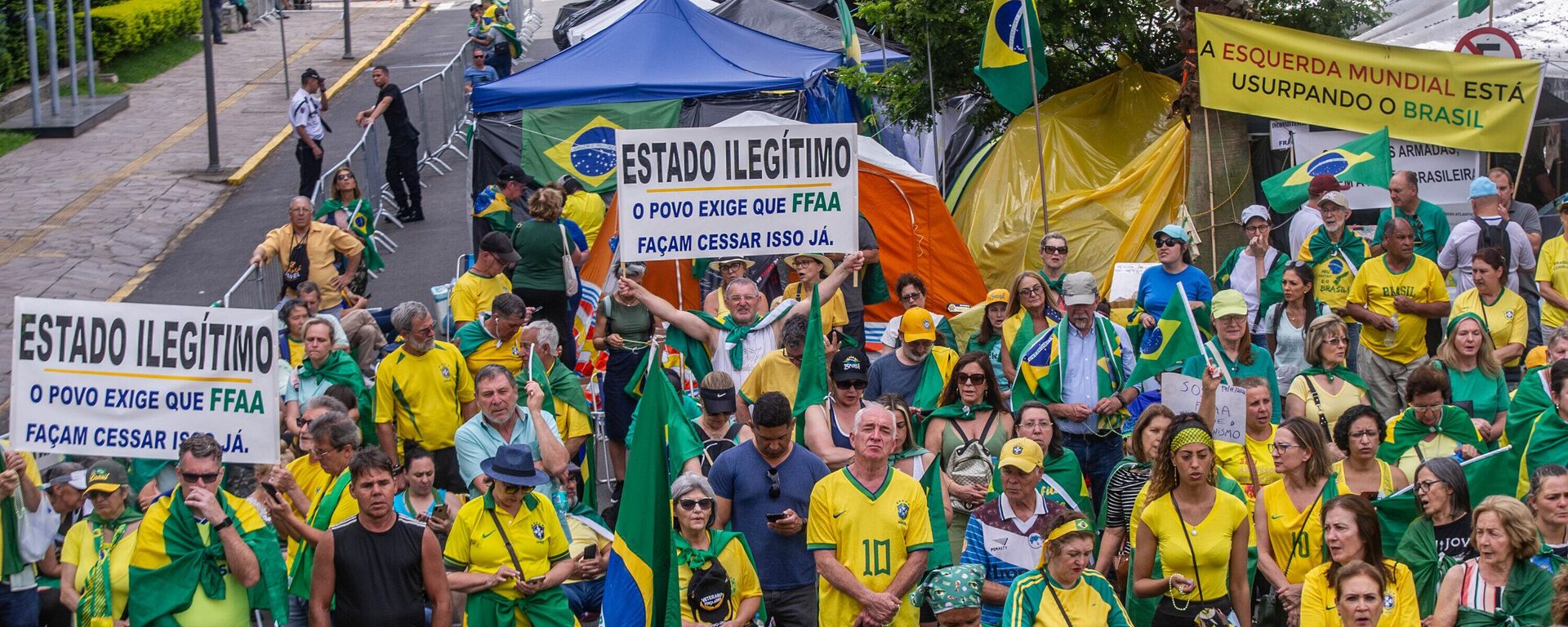 Apoiadores do presidente Jair Bolsonaro (PL) realizam ato antidemocrático em frente ao Comando Militar do Sul, no centro de Porto Alegre, 17 de novembro de 2022 - Sputnik Brasil, 1920, 19.11.2022