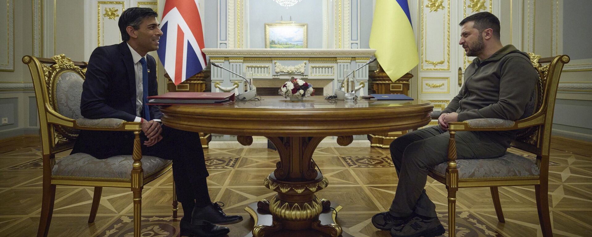 Nesta foto fornecida pela Assessoria de Imprensa Presidencial Ucraniana, o presidente ucraniano Vladimir Zelensky, à direita, fala com o primeiro-ministro britânico, Rishi Sunak, durante sua reunião em Kyiv, Ucrânia, 19 de novembro de 2022 - Sputnik Brasil, 1920, 09.12.2022