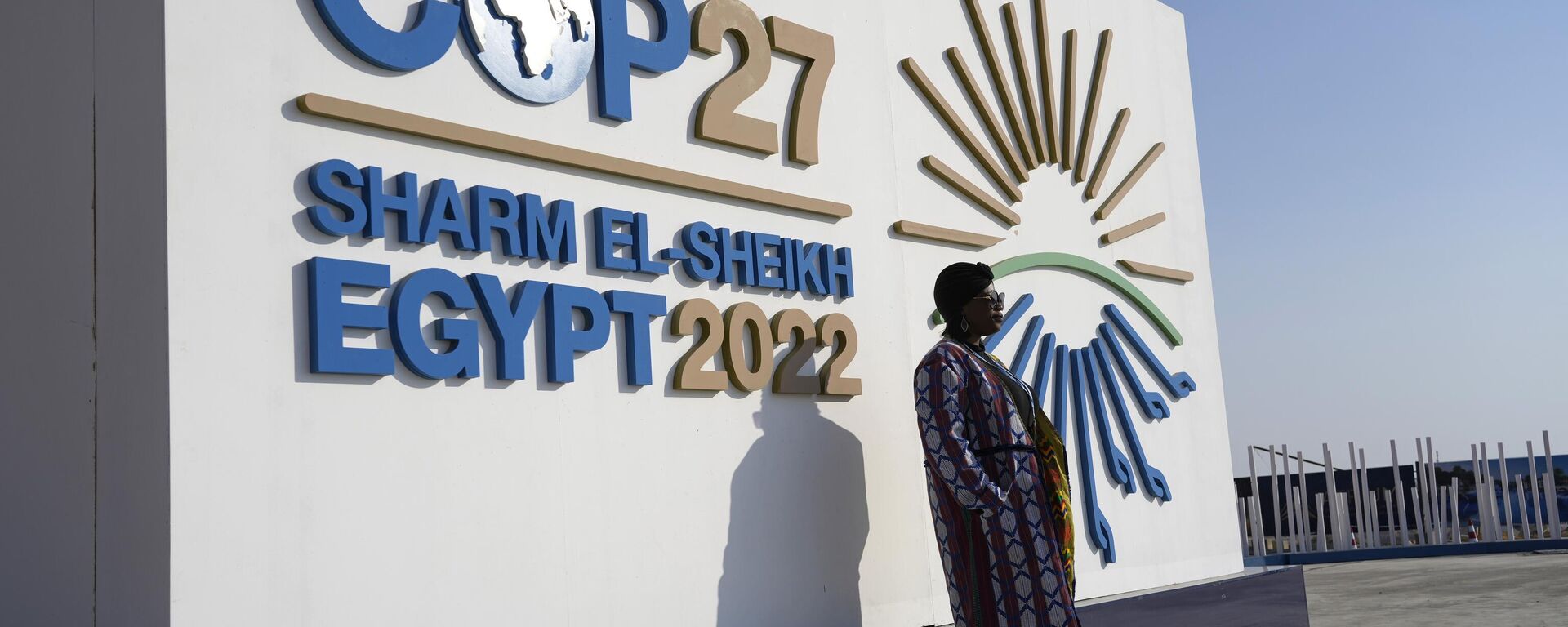 Uma mulher posa para foto em frente a uma placa na Cúpula do Clima da ONU, COP27, em Sharm el-Sheikh, Egito, 16 de novembro de 2022 - Sputnik Brasil, 1920, 20.11.2022