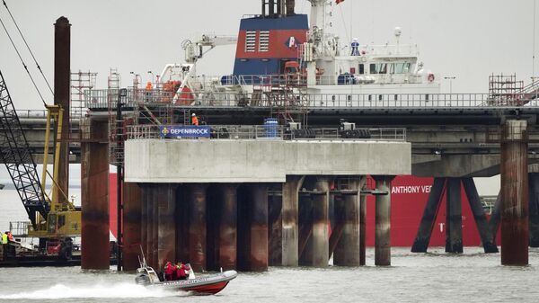 Barco policial passa por canteiro de obras do terminal de gás natural liquefeito Uniper em Wilhelmshaven, Alemanha, 15 de novembro de 2022 - Sputnik Brasil