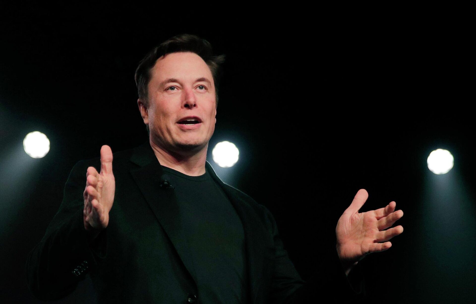 O CEO da Tesla, Elon Musk, fala antes de revelar o Modelo Y no estúdio de design da Tesla em Hawthorne, Califórnia, 14 de março de 2019 - Sputnik Brasil, 1920, 20.03.2023