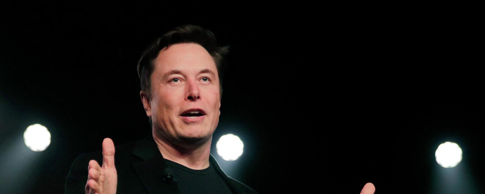 O CEO da Tesla, Elon Musk, fala antes de revelar o Modelo Y no estúdio de design da Tesla em Hawthorne, Califórnia, 14 de março de 2019 - Sputnik Brasil, 1920, 15.04.2023
