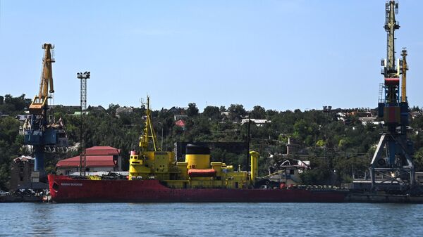 Quebra-gelo diesel-elétrico Kapitan Belousov atracado no porto marítimo de Mariupol, foto publicada em 30 de julho de 2022 - Sputnik Brasil