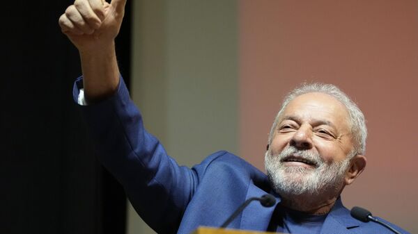 O presidente eleito do Brasil, Luiz Inácio Lula da Silva, gesticula para apoiadores enquanto se dirige a emigrantes brasileiros em um auditório em Lisboa, 19 de novembro de 2022 - Sputnik Brasil