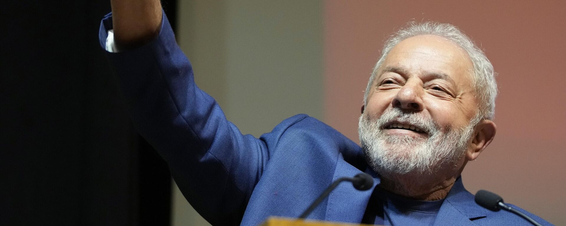 O presidente eleito do Brasil, Luiz Inácio Lula da Silva, gesticula para apoiadores enquanto se dirige a emigrantes brasileiros em um auditório em Lisboa, 19 de novembro de 2022 - Sputnik Brasil, 1920, 26.12.2022