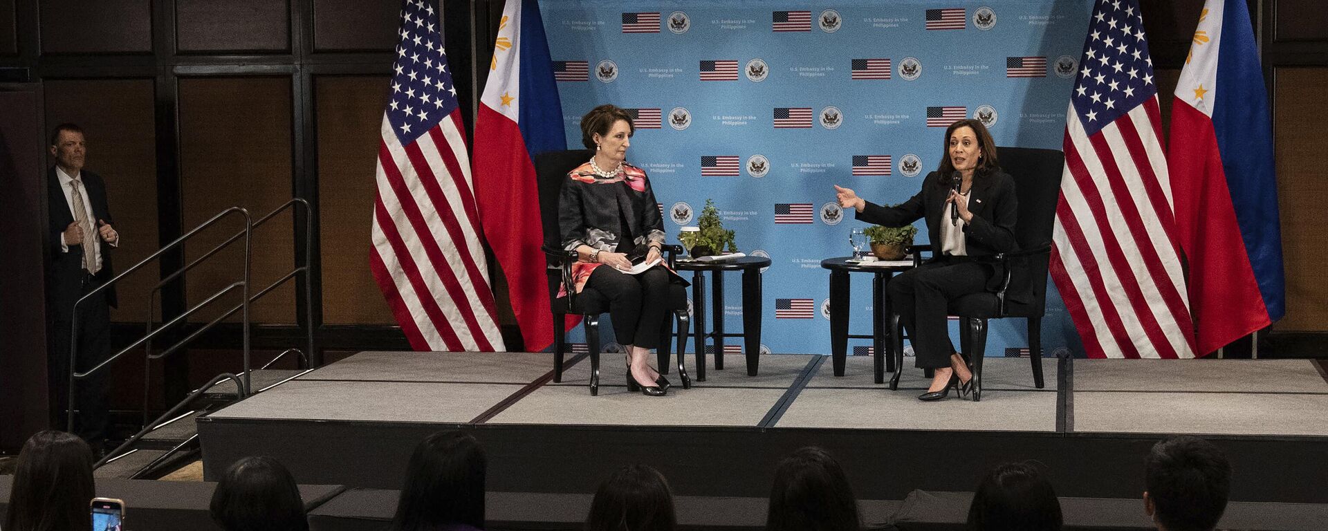 MaryKay Carlson, embaixadora dos EUA nas Filipinas (à esquerda), e Kamala Harris, vice-presidente dos EUA (à direita), discutem questões, direitos e o empoderamento das mulheres, Manila, Filipinas, 21 de novembro de 2022 - Sputnik Brasil, 1920, 21.11.2022