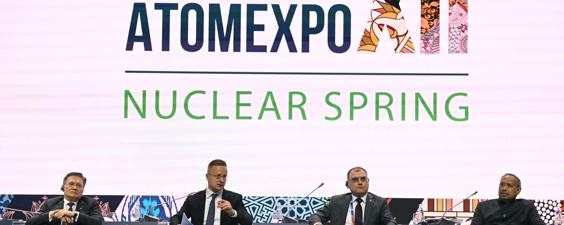 Panelistas reunidos durante a sessão plenária do Fórum Internacional AtomExpo, Sochi, Rússia, 21 de novembro de 2022 - Sputnik Brasil, 1920, 21.11.2022