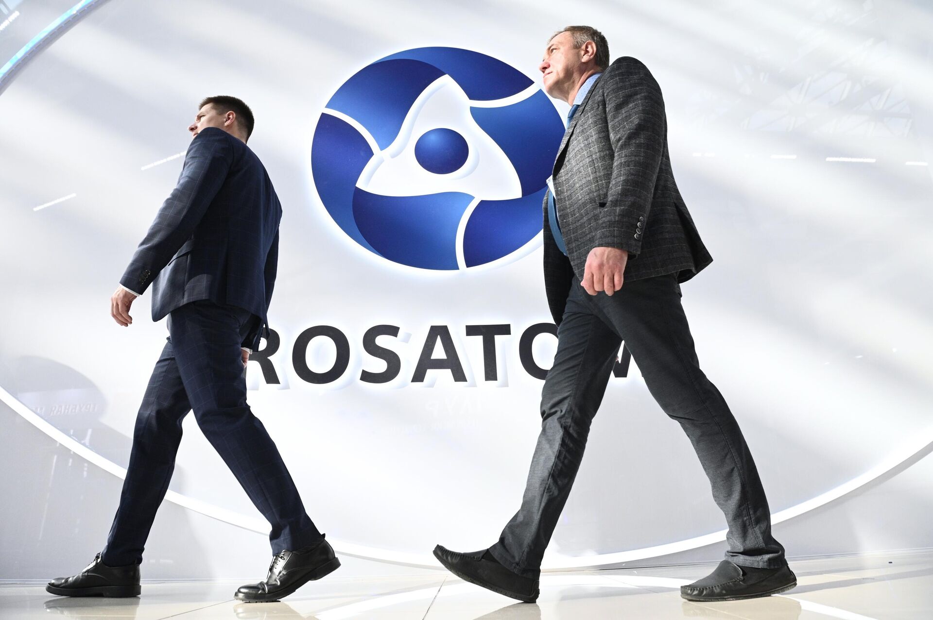Participantes passam pelo estande da empresa estatal russa Rosatom, no Fórum Internacional AtomExpo, Sochi, Rússia, 21 de novembro de 2022 - Sputnik Brasil, 1920, 21.11.2022