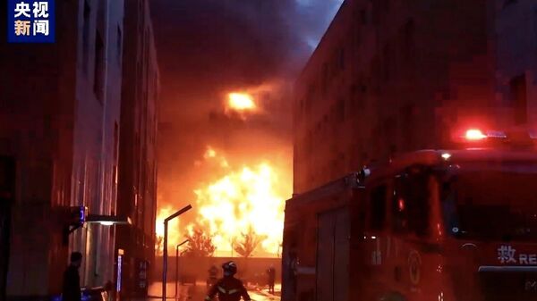 Imagem mostra incêndio em uma fábrica em Anyang, na província de Henan, na China - Sputnik Brasil