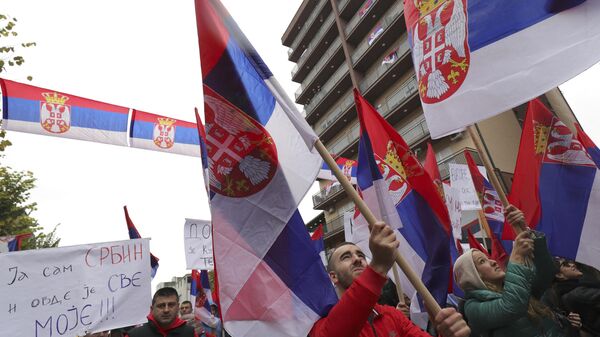 Sérvios do Kosovo com bandeiras sérvias durante protesto em Mitrovica, Kosovo, em 6 de novembro de 2022 - Sputnik Brasil