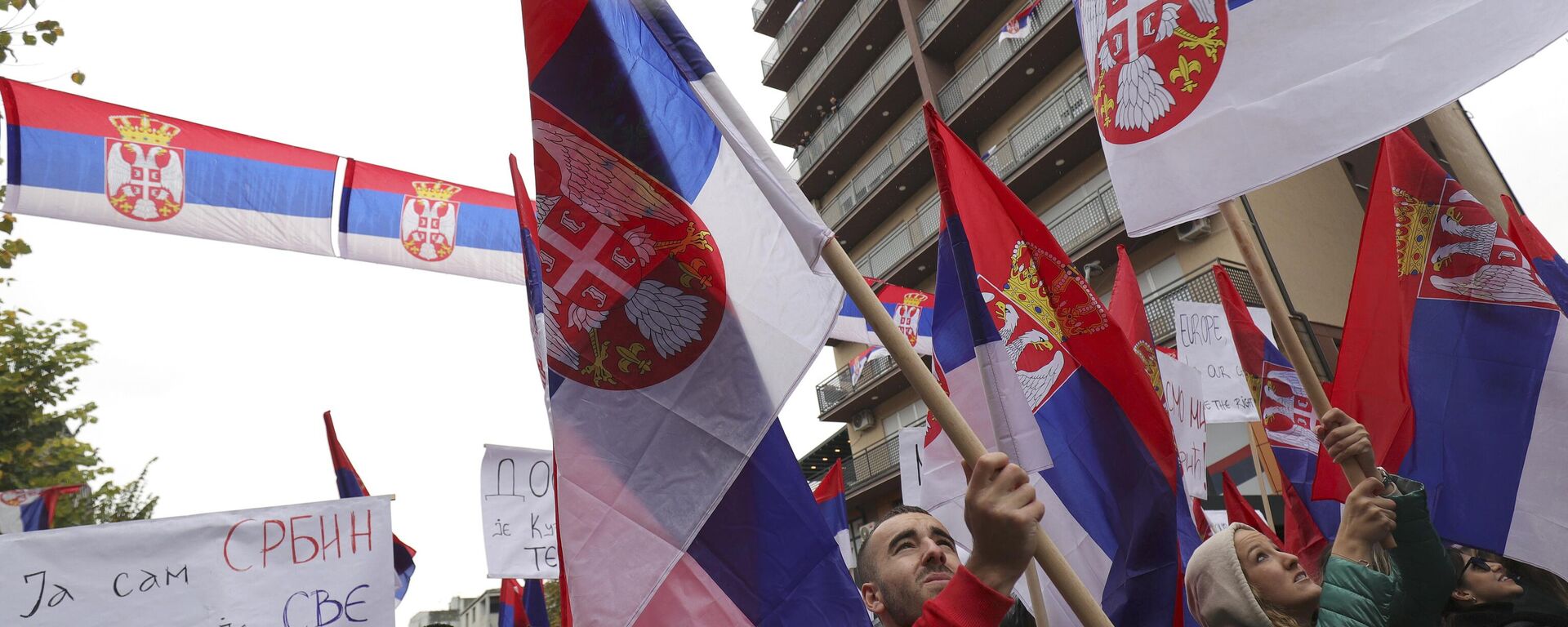 Sérvios do Kosovo com bandeiras sérvias durante protesto em Mitrovica, Kosovo, em 6 de novembro de 2022 - Sputnik Brasil, 1920, 22.11.2022