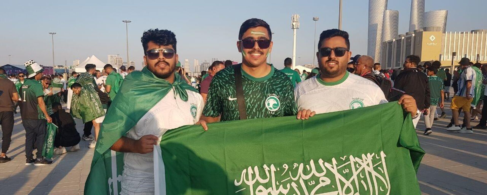 Torcedores da Arábia Saudita parecem felizes após vitória de sua seleção contra a Argentina - Sputnik Brasil, 1920, 22.11.2022