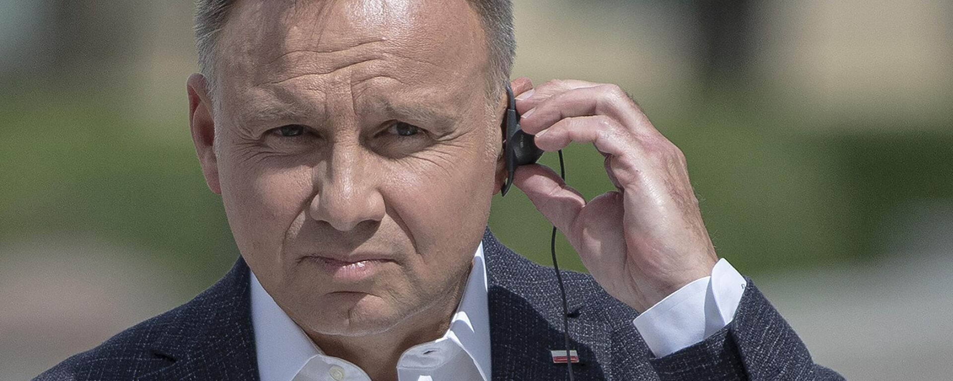 O presidente polonês, Andrzej Duda, ouve através de um fone de ouvido o presidente ucraniano, Vladimir Zelensky, durante uma coletiva de imprensa conjunta em Kiev, Ucrânia, 23 de agosto de 2022 - Sputnik Brasil, 1920, 05.04.2023