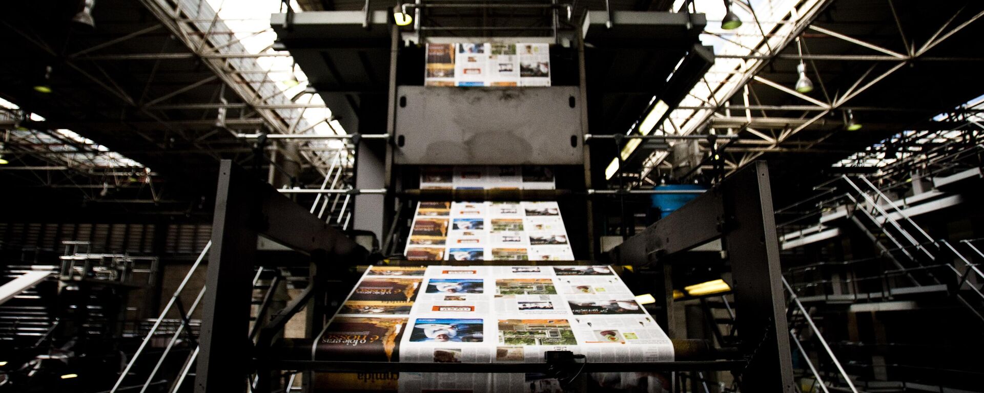 Cadernos de jornais impressos da Folha de S.Paulo em Barueri, interior do estado, em 21 de outubro de 2011 - Sputnik Brasil, 1920, 22.11.2022